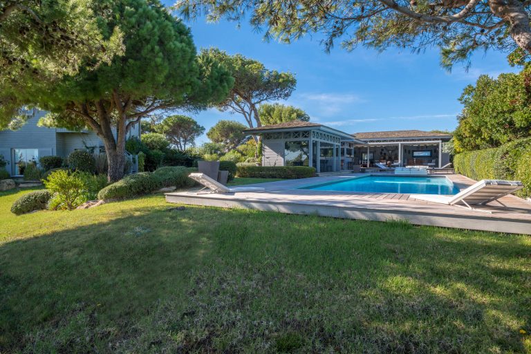 Discover this property whose landscaped park was designed by the talented Erik Borja