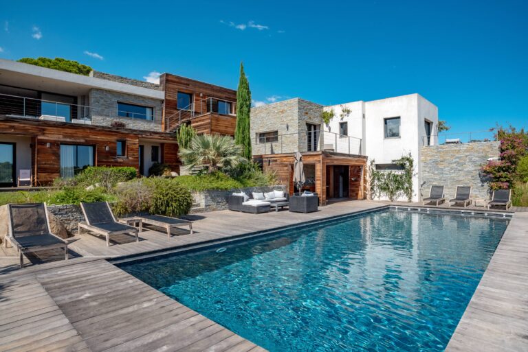 Panoramic sea view in the heart of the popular Cala Rossa Park