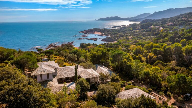 Discover this sublime waterfront property in Punta d’Oro