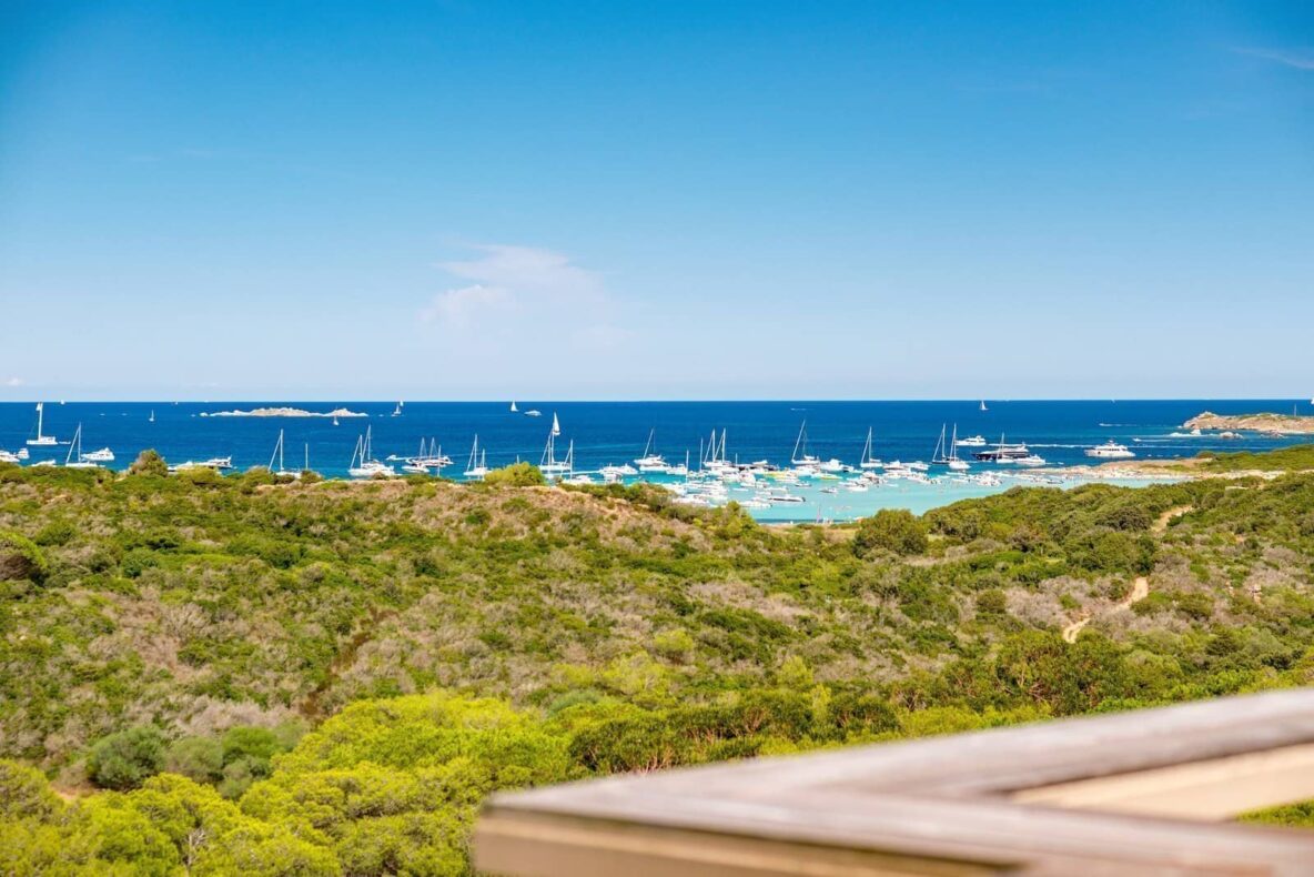 Overlooking the golf course of Sperone and offering a superb view of the lagoon of Piantarella