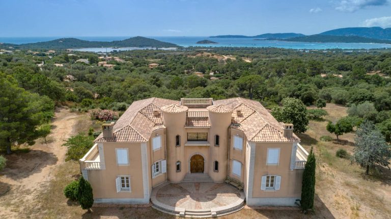 Large property with panoramic sea view over the bay of St Cyprien