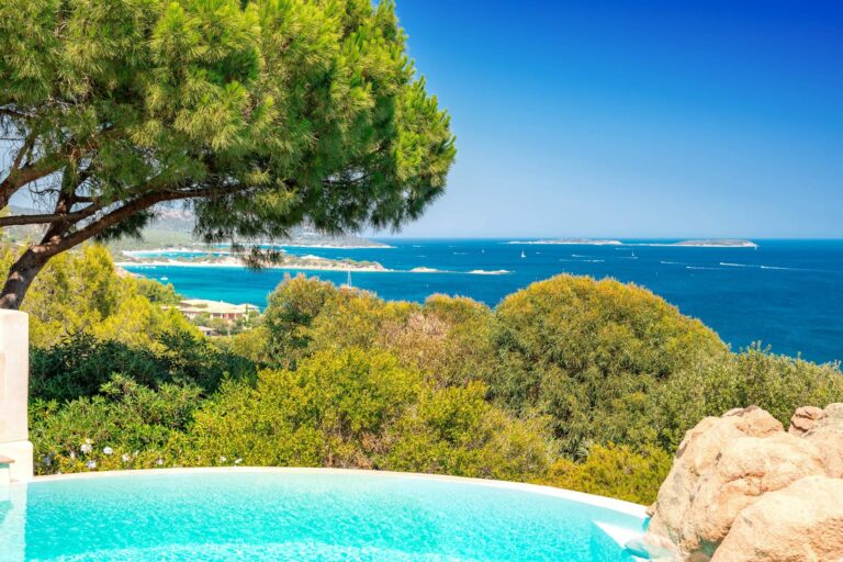 Punta d’Oro, exceptional panorama for this villa for sale