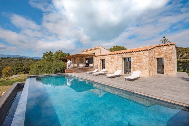 Baie de Saint Cyprien, villa rénovée à vendre